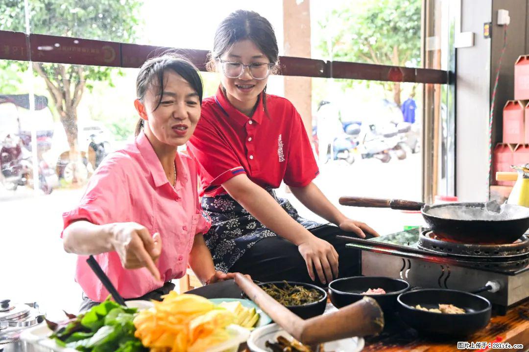全网追的“扁担女孩”,找了一份暑假工,时薪12元 - 哈尔滨生活资讯 - 哈尔滨28生活网 hrb.28life.com