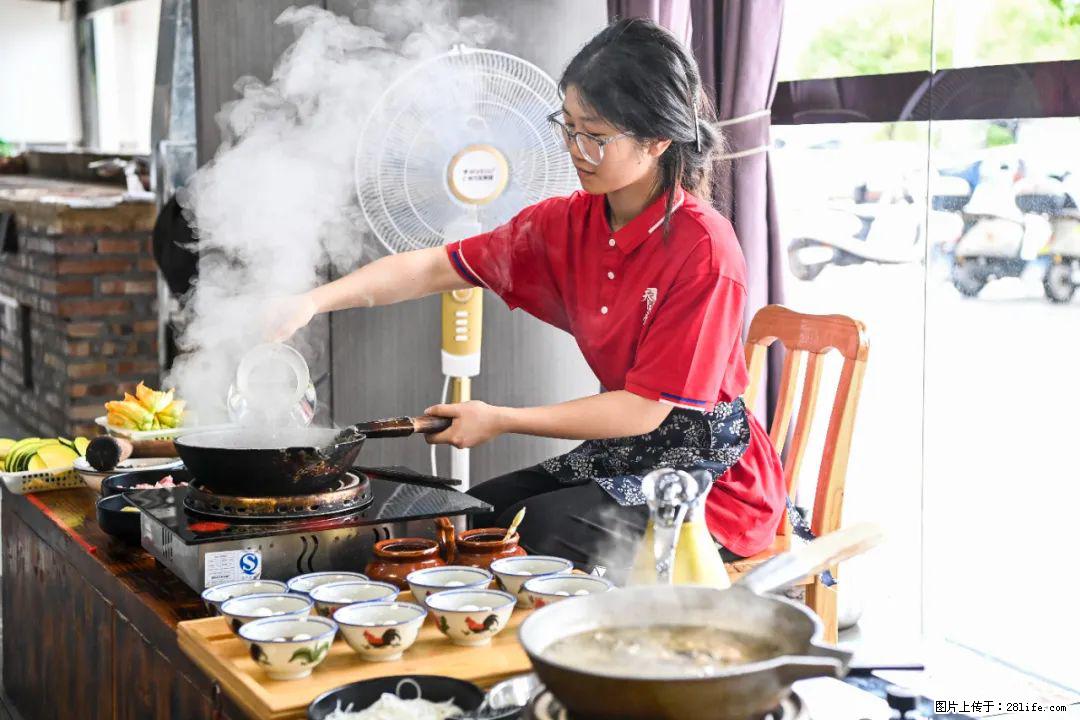 全网追的“扁担女孩”,找了一份暑假工,时薪12元 - 哈尔滨生活资讯 - 哈尔滨28生活网 hrb.28life.com
